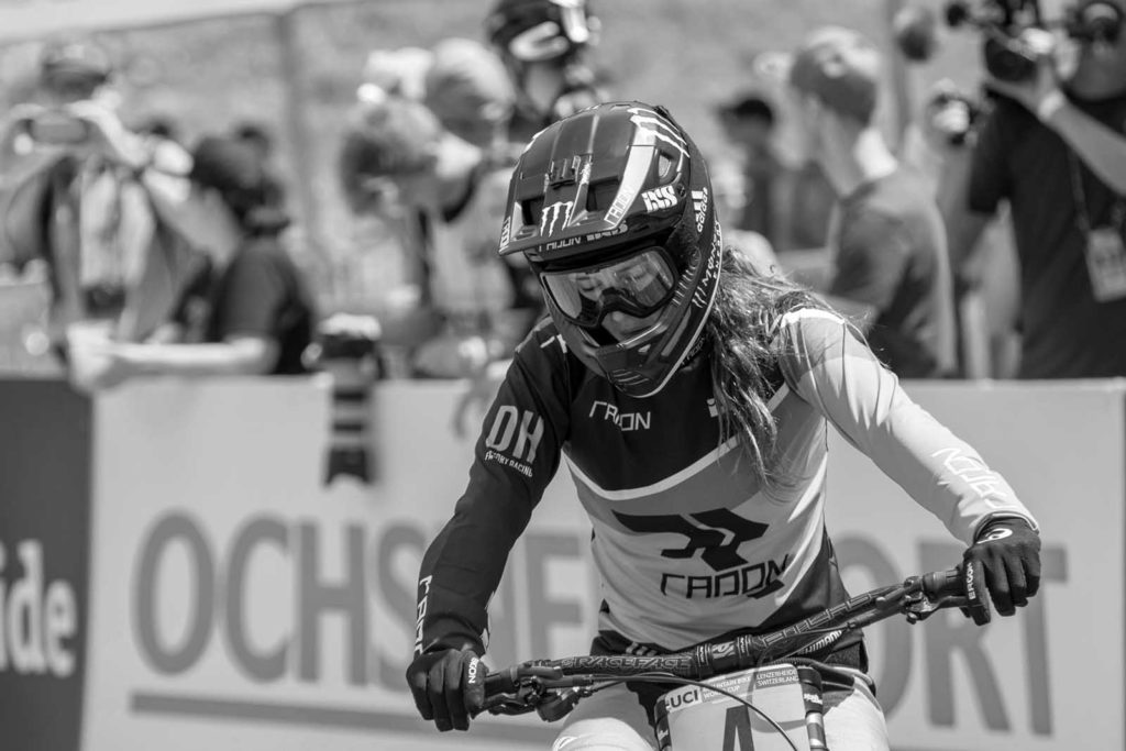 Sportfotografie-München-Mountainbike-MTB-Frau-Enttäuschung-nach-Cross-Country-Rennen-schwarz-weiss